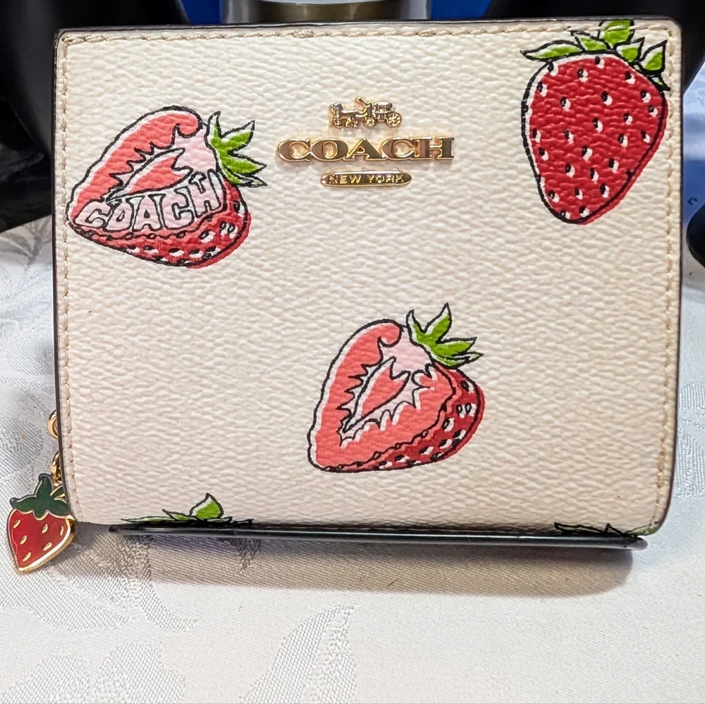 Coach Chalk Leather Snap Wallet With Strawberry Print🍓